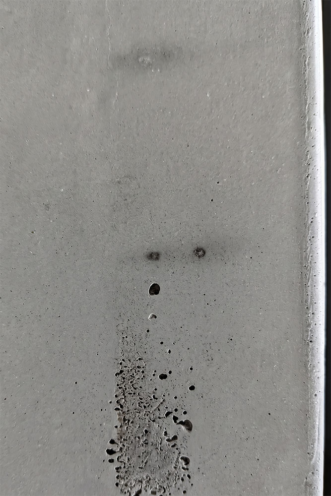 Poren einer Sichtbetonoberfläche